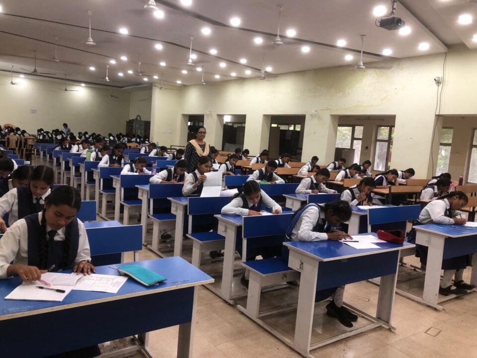 मिशन उत्कर्ष 2025 के अंतर्गत वीकली टेस्ट और मोबाइल ऐप के ज़रिए छात्रों का मूल्यांकन शुरू, उत्कृष्ट विद्यार्थियों को मिलेगा विशेष सम्मान