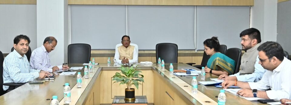 मुख्यमंत्री विष्णु देव साय ने की इलेक्ट्रॉनिक्स एवं सूचना प्रौद्योगिकी विभाग के कार्यों की समीक्षा : बस्तर से सरगुजा तक डिजिटल क्रांति का विस्तार, 5000 मोबाइल टावर का लक्ष्य तय