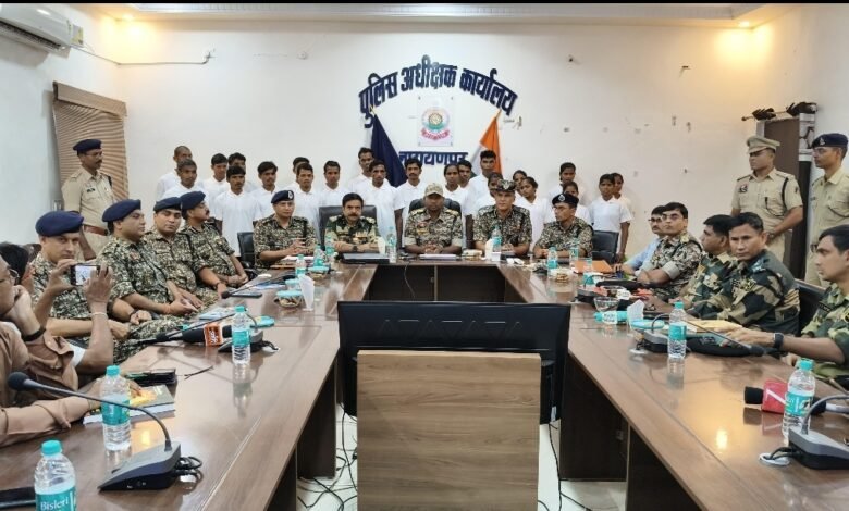 बस्तर में नक्सलियों का बड़ा सरेंडर: 14 पुरुष और 8 महिला नक्सलियों ने किया आत्मसमर्पण