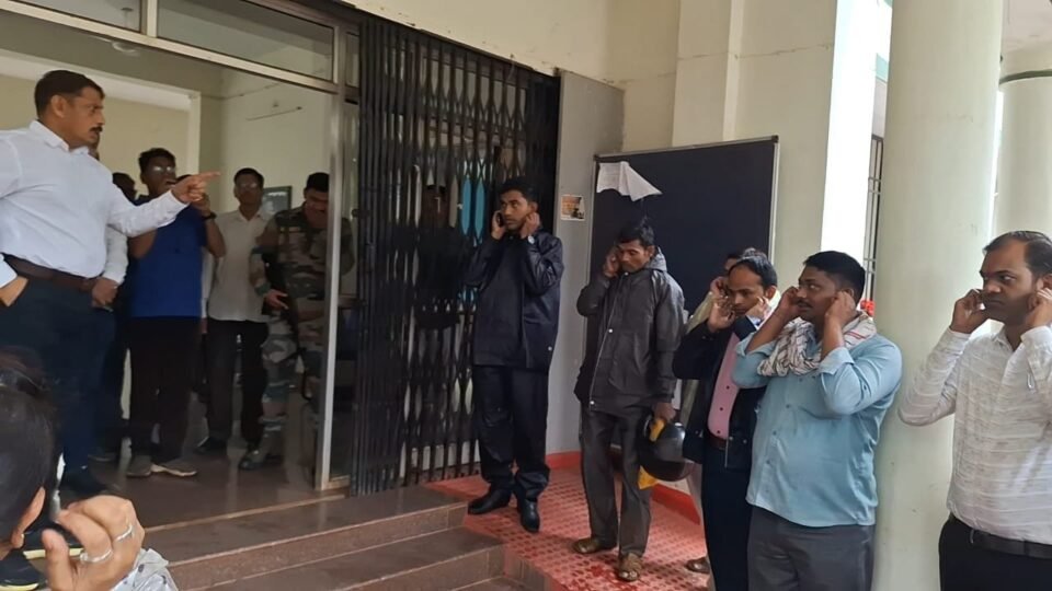 जब कलेक्टर बने चौकीदार, तो ऑफिस टाइम पर लेट पहुंचने वालों के साथ क्या हुआ — जानकर चौंक जाएंगे! पढ़िए पूरी खबर