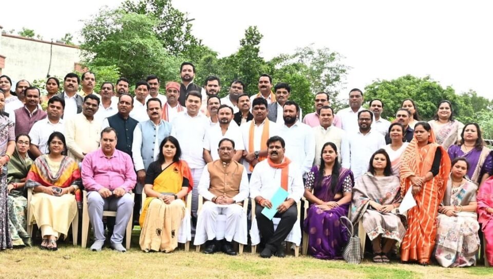 मुख्यमंत्री विष्णु देव साय नवनिर्वाचित जिला पंचायत अध्यक्षों एवं उपाध्यक्षों के 03 दिवसीय प्रशिक्षण कार्यक्रम के शुभारंभ में हुए शामिल