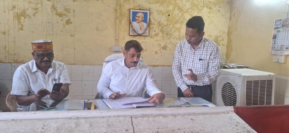 राजस्व अधिकारियों को सख़्त निर्देश: दस्तावेज़ संलग्न न होने पर आवेदकों से संपर्क कर स्वयं मंगवाएं जरूरी कागजात