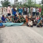 युवक की आत्महत्या से तनाव: परिजनों ने पुलिस प्रताड़ना का लगाया आरोप, शव रखकर हाईवे पर किया चक्का जाम